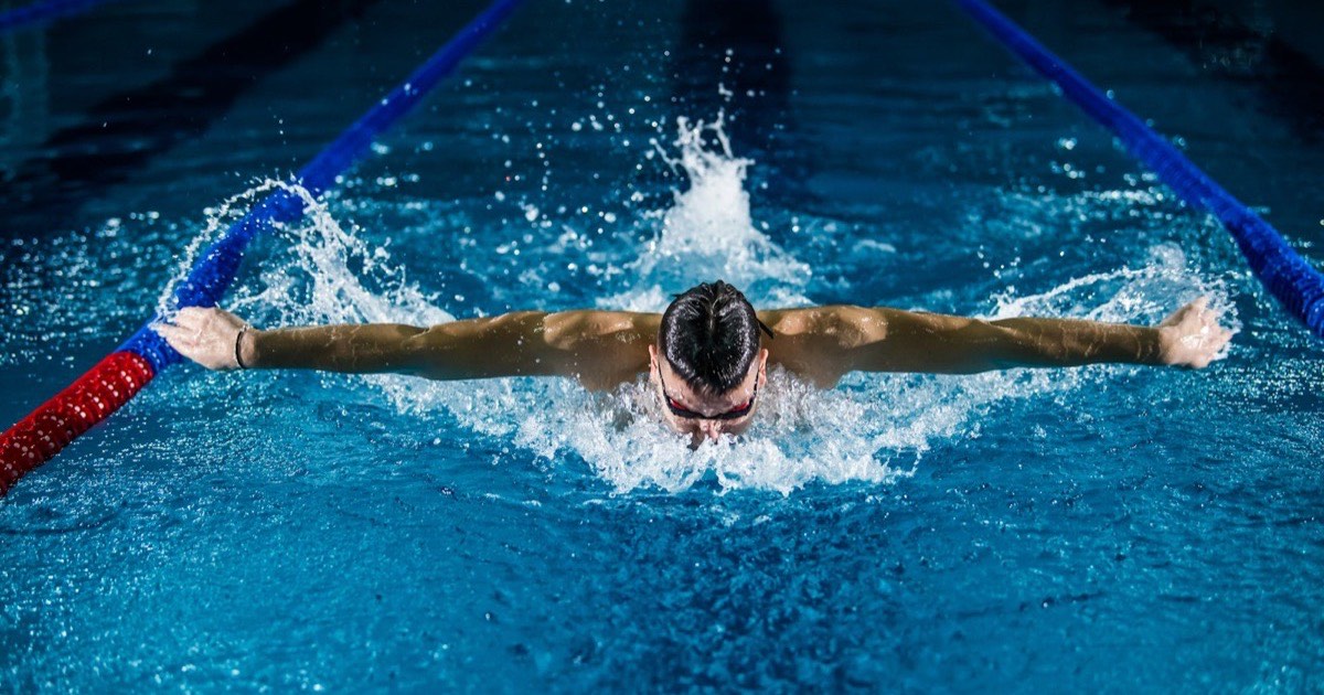 Schwimmer im Becken eines Hallenbads, Sinnbild für den Personalbedarf kommunaler Bäderbetriebe