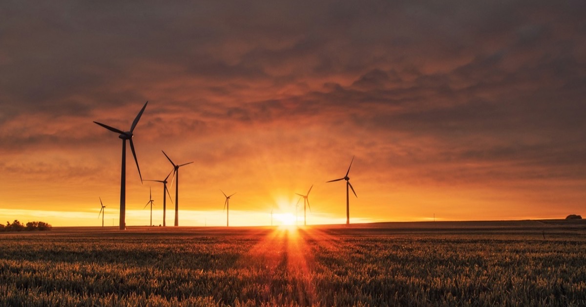 Windpark im Sonnenuntergang als Sinnbild für die Energiewende und den Personalbedarf von Stadtwerken und Zweckverbänden